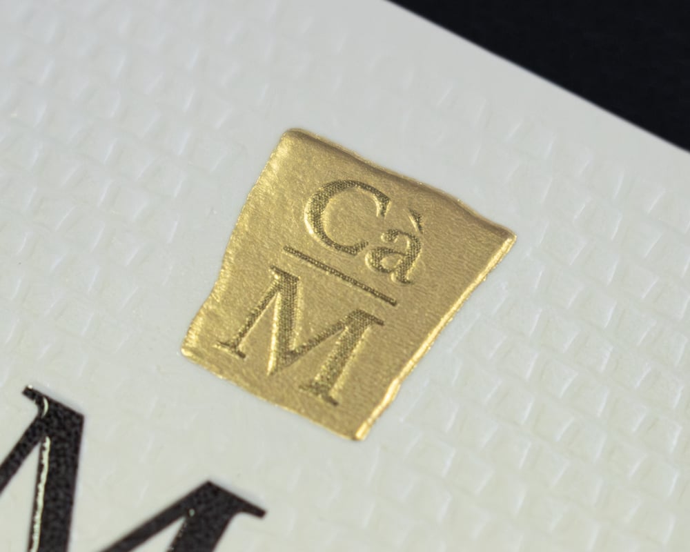 Una pregiata microincisione valorizza il logotipo di Cà Maiol.