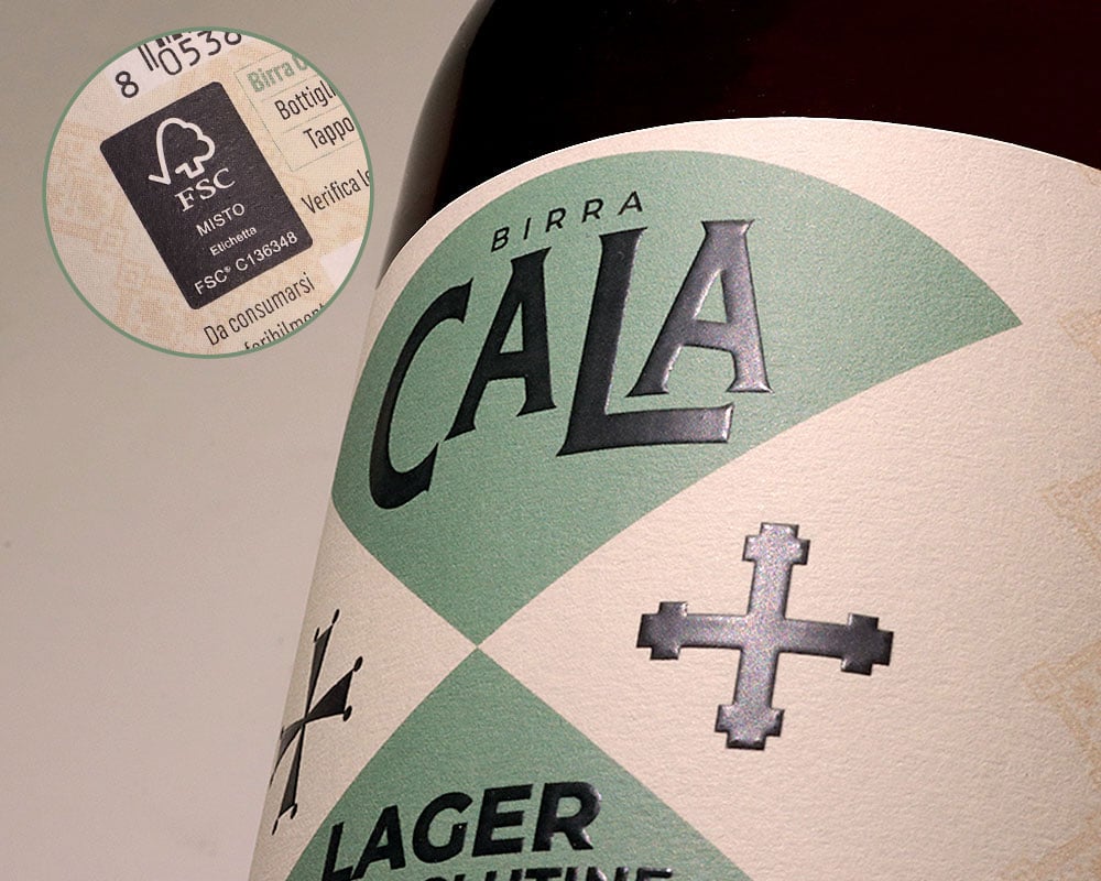 Dettaglio dell'etichetta Birra Cala Lager con il marchio FSC<sup>®</sup>.