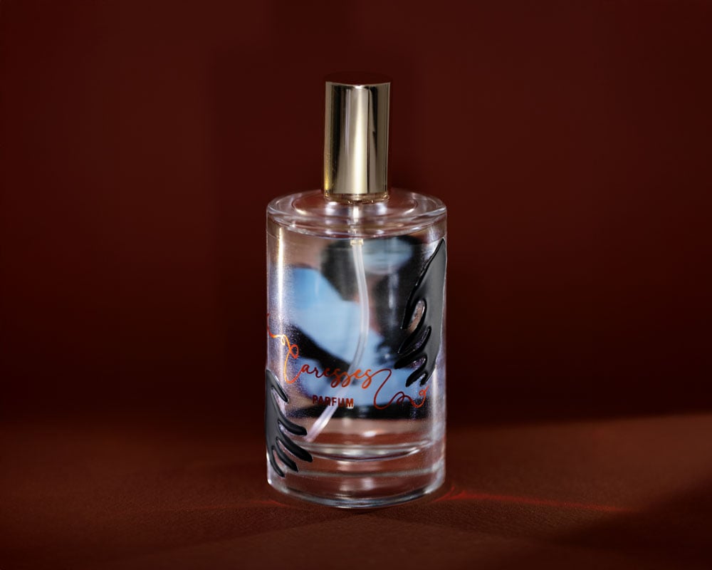  L’etichetta del profumo “Caresses”.