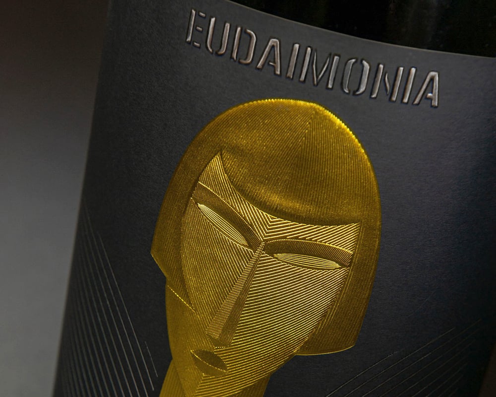 L’etichetta Eudaimonia si ispira all’arte di Modigliani ed è un capolavoro di microincisioni.