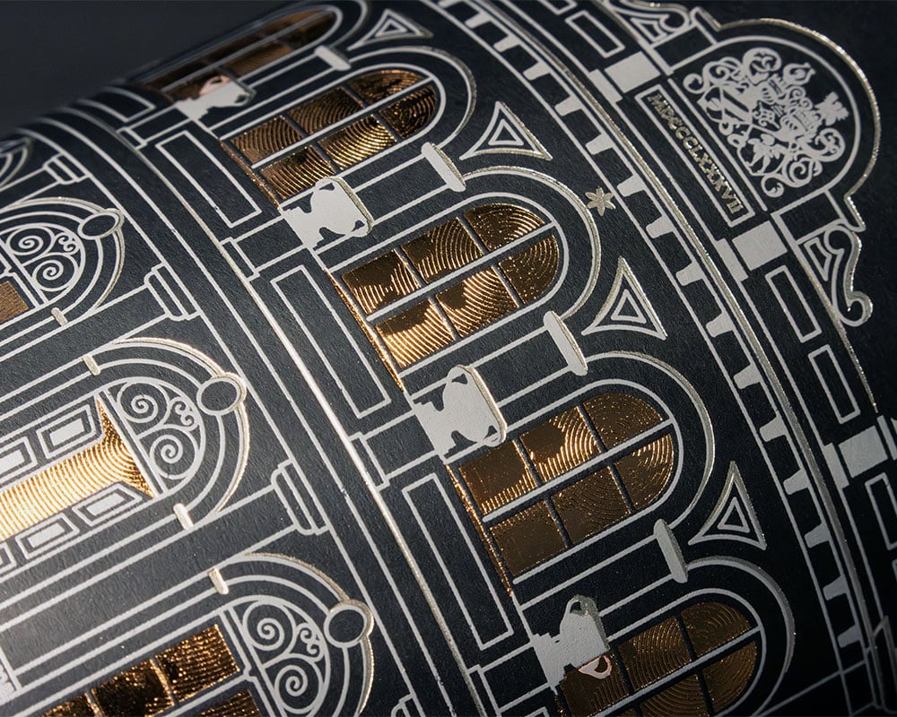 Dettaglio delle nanoincisioni che rivelano scene nascoste.