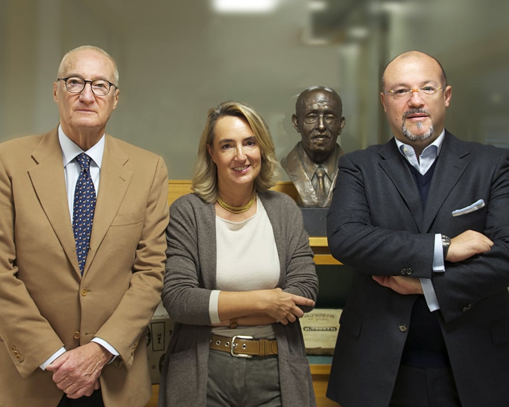 3 generazioni Tonutti: Manlio con i figli Maria Teresa e Marco e sullo sfondo il busto di Pietro Mario Tonutti (ottobre 2011).