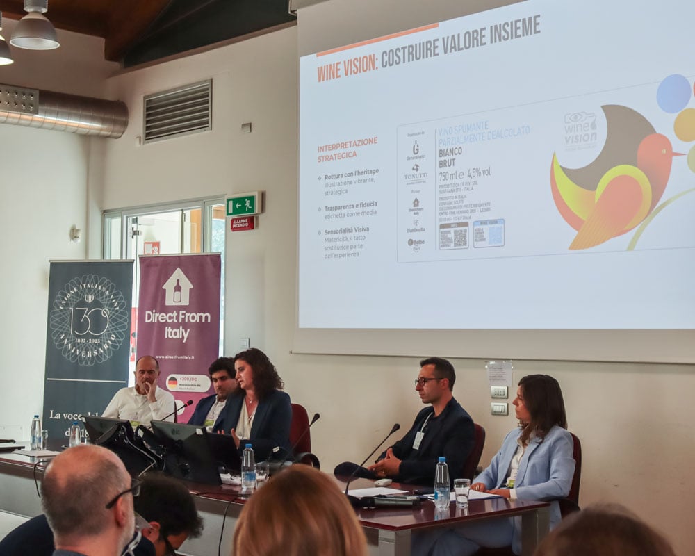 Barbara Pagnutti, Sales & Marketing Director Tonutti, illustra l'etichetta del cadeau Wine Vision.
